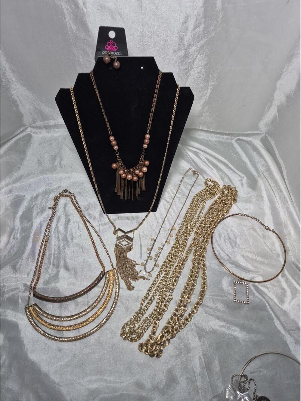 Necklace Goldtone And Copper Tone Lot  Of 8 Choker, Pendant, Link Style
